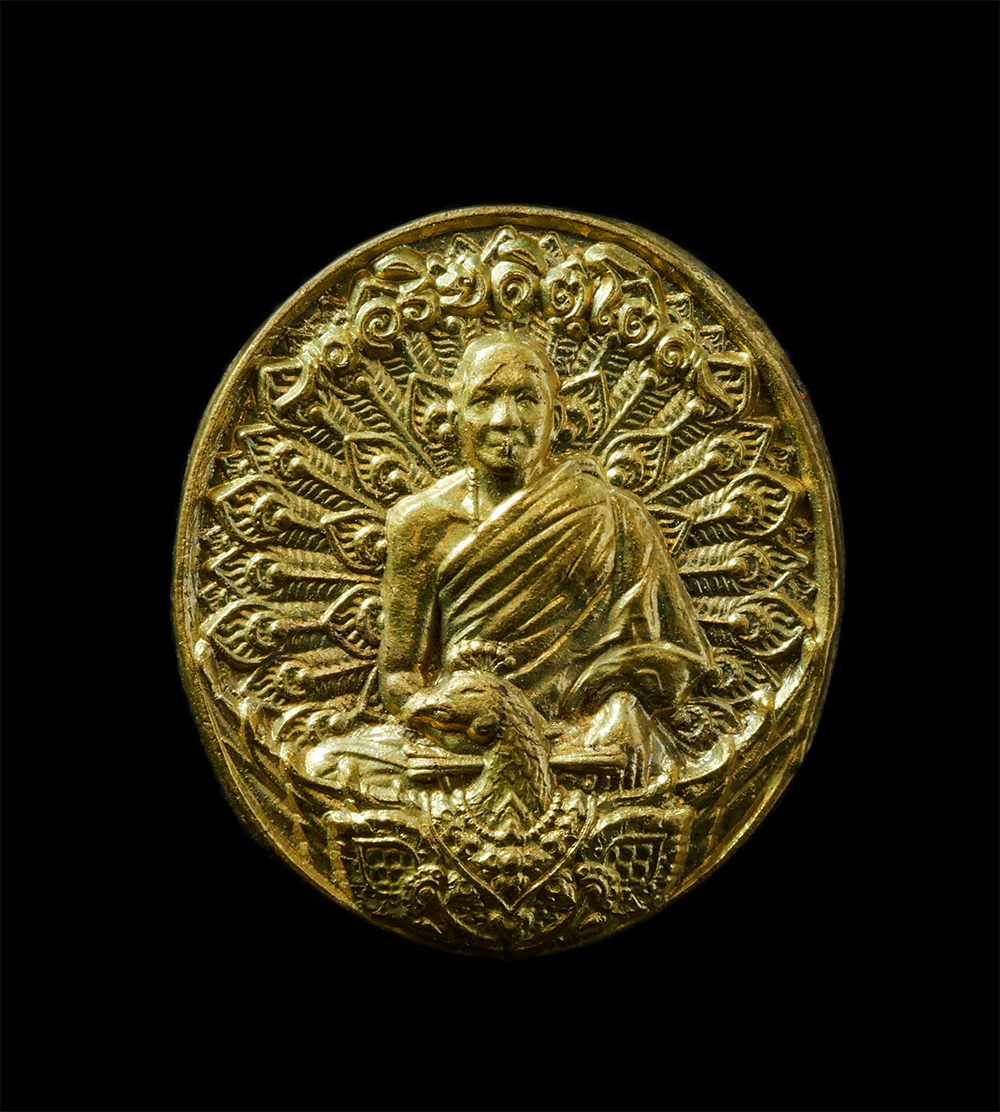 20Jan25 (16)p.jpg - เหรียญครูบาอริยชาติ นั่งทรงนกยูง ด้านหลังเป็นท้าวเวสสุวรรณบนยันต์เกราะเพชร วัดแสงแก้วโพธิญาณ จ.เชียงราย เนื้อทองทิพย์ ทองระฆัง พระสวย มวลสารดี ยันต์ศั [..] | https://kamulet.in.th